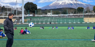 「富士山の麓で熱血指導！」福西崇史、中学生サッカー教室を開催