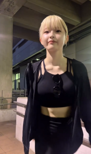 ランニング系インフルエンサー金髪美女、入念股関節ストレッチからの激カワスマイルムービーにファンメロメロ⁉