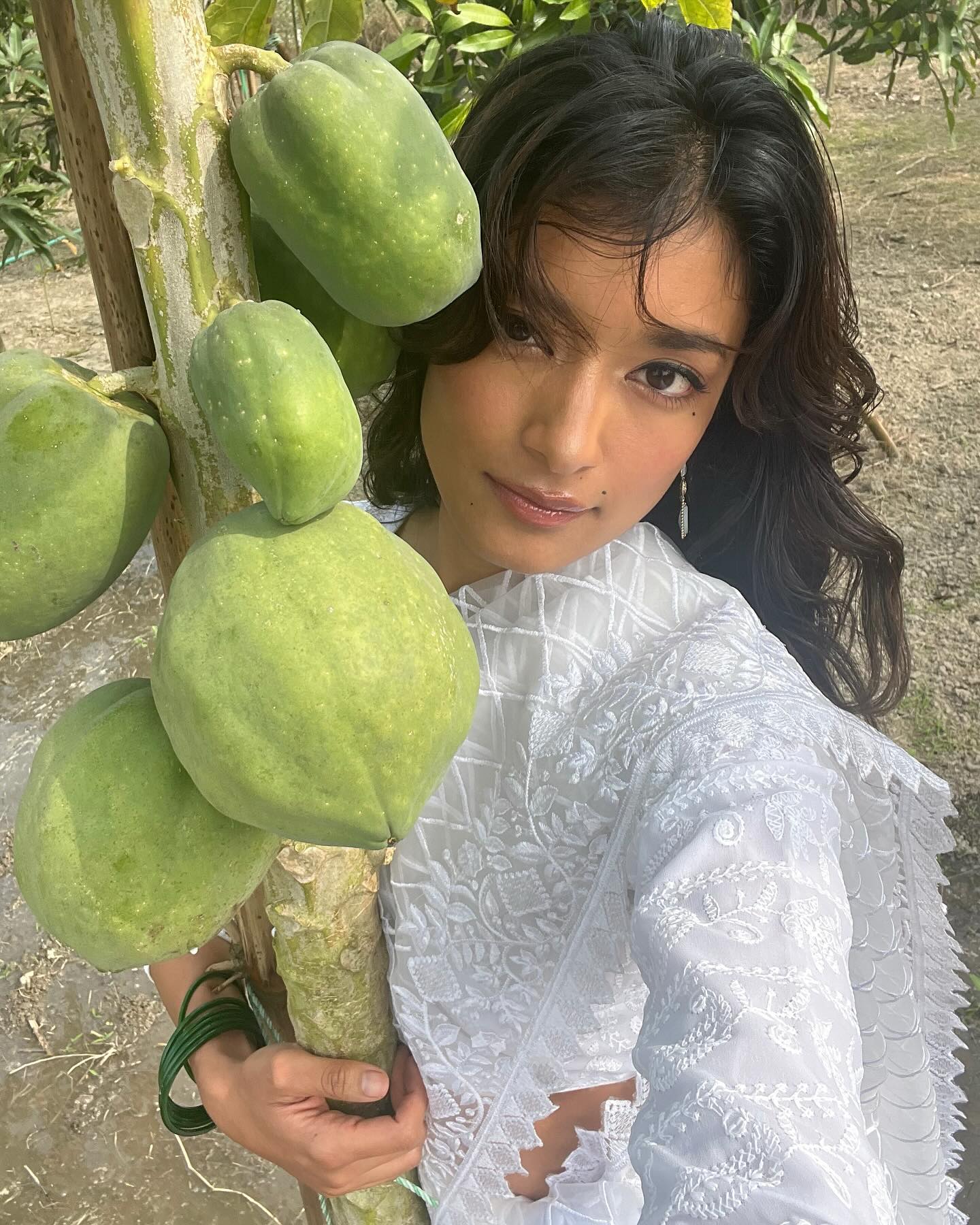 ローラ　故郷バングラディシュで白ワンピースとパパイヤ🇧🇩🤍