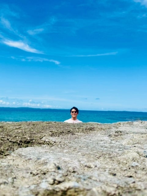 鈴木亮平、海辺のユニークショット公開。夏の青空と遊び心あふれる一枚