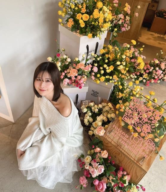 「花にも勝る美しさ」有村藍里、かわいいお花屋さんでカラフルな花たちに囲まれるショットを公開！