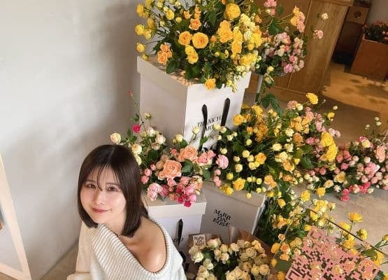 「花にも勝る美しさ」有村藍里、かわいいお花屋さんでカラフルな花たちに囲まれるショットを公開！
