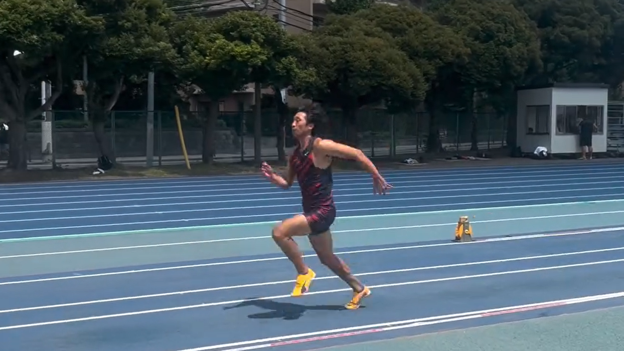 全力疾走するイケメンアスリート、真夏のブルートラックで魅せた“爆発ボディ”