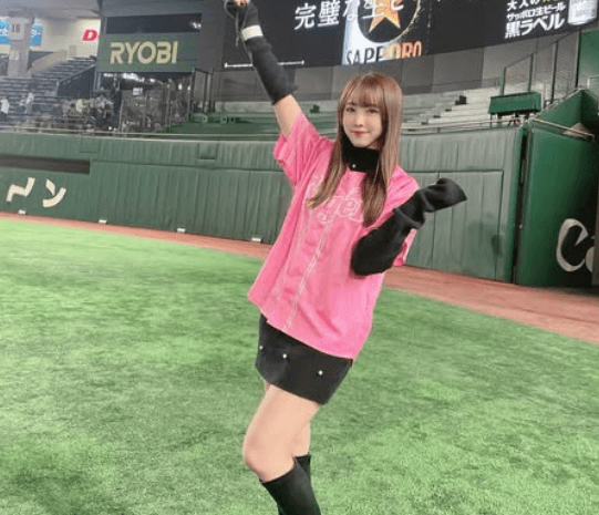 「めっちゃ可愛い」アイドルボウラーの野球観戦！ピンクのユニフォームショット＆ムービーにタイガースファン歓喜！「阪神首位」