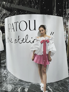 32歳・板野友美 超ミニスカ衣装で美脚すらり 「ヤバい可愛い過ぎです」