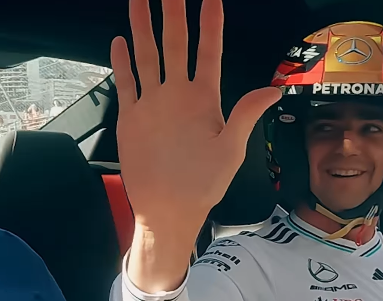 メルセデスF1、コメディアンのマイケル・マッキンタイアが体験した“衝撃のホットラップ”公開