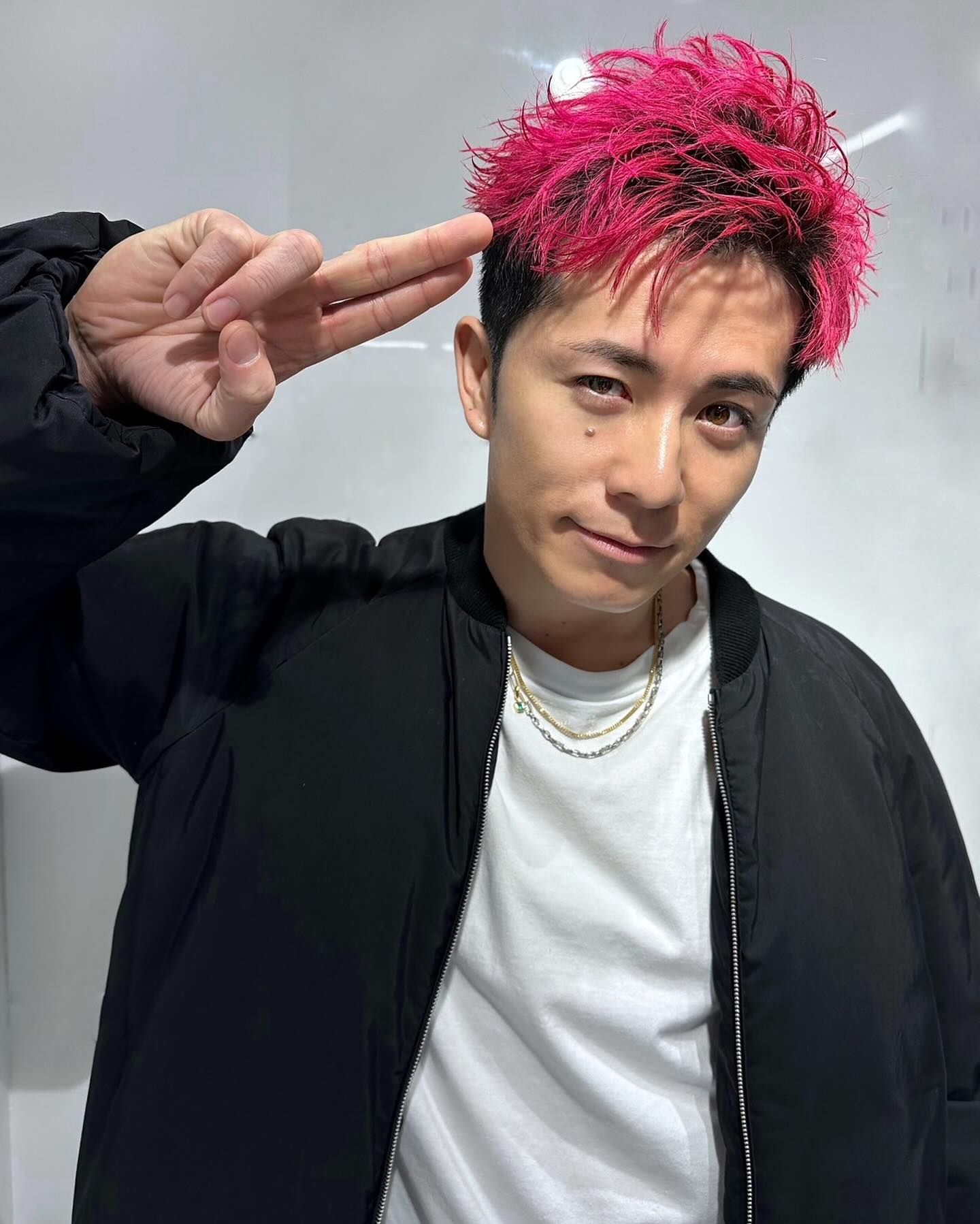 チャラさ全開！？オリラジ藤森が赤髪でライブ🎶