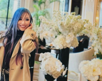 フランスの街角で圧倒的存在感！カイリ・セイン、“異次元級オーラ”漂う最新ショットが話題に