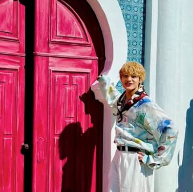 「えっ、影もかっこいいんですけど」WEST.・中間淳太、ディズニーのような場所で写真撮影！