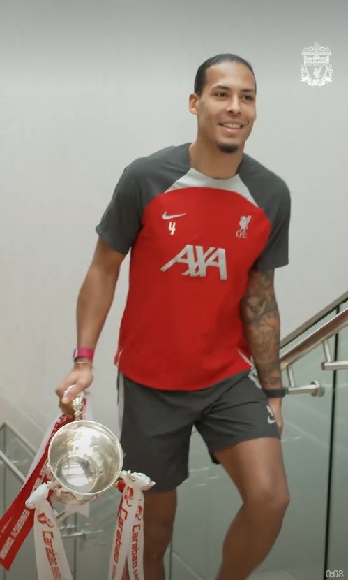 リヴァプールが優勝翌日の様子を公開📸ファン・ダイクがトロフィーを片手に現れる👀