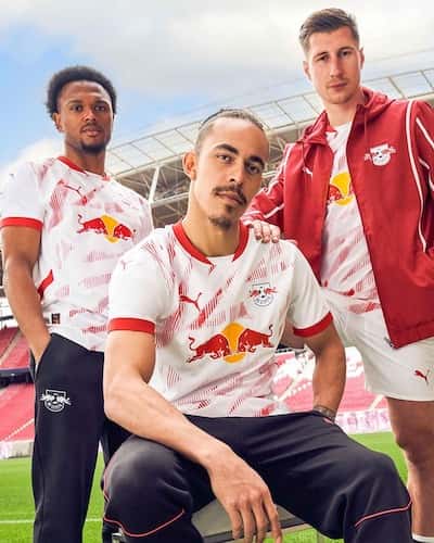 ブンデスリーガ、来シーズンのユニフォームを一挙紹介