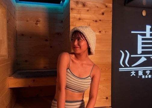 白間美瑠が「完全個室サウナで魅せた肌見せショット」、第37回ロケは大阪の“整い空間”