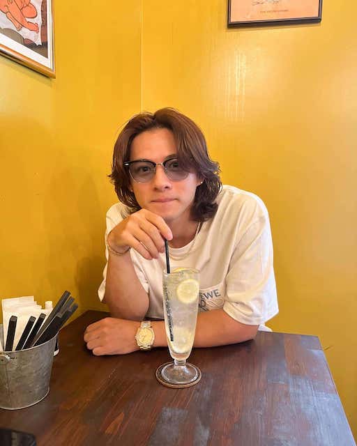 平野紫耀が彼氏感満載ショットを公開💖「誰と行ったのー☕️」