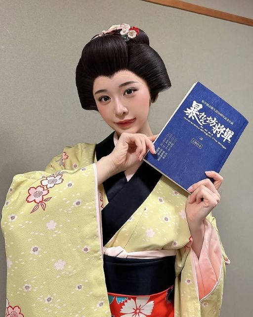 時代劇舞台出演の真島なおみ、あざカワ舌出し