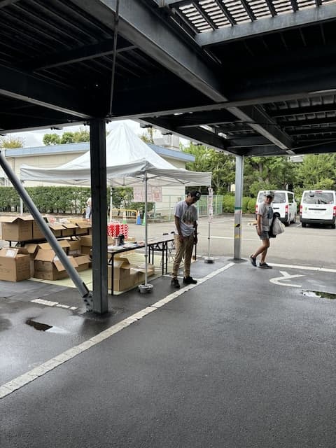 「売れなくて寂しい」大人気芸人、フリーマーケットに客が来ずに嘆く