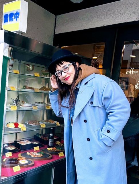 浜口京子、喫茶店で笑顔の一枚！「白黒メガネ×ブルーコート」スタイルに反響