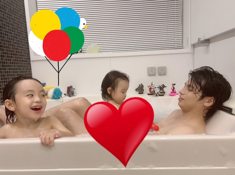 ちゃぷちゃぷ💓川崎希さんが家族のお風呂タイムを公開🛁 夫・アレクサンダーも登場✨