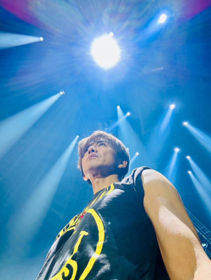 「心地良い疲労感に包まれてます。」国民的大人気男性アイドルがライブ中のオフショットを披露