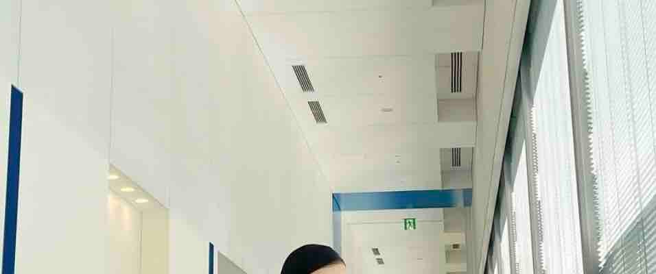 アンミカ、色鮮やかなワンピース姿に反響続々「一体何色使われているのだろうか」「花柄きれい」