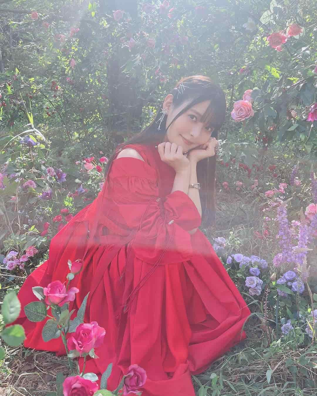 上坂すみれ、「ディア・パンタレイ」MVのオフショットを公開　“花より素敵すぎる”と話題に