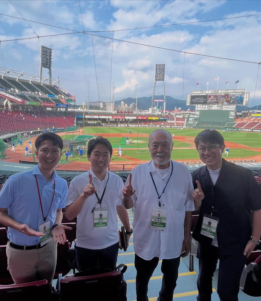 中国放送アナウンサー・坂上俊次、沖縄尚学の優勝記念にあの3人と集合ショット！