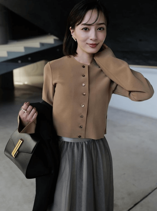 人気モデル・中村麻美「IN ソウル美術館」、美麗なドレッシーコーデがまるでアートのよう