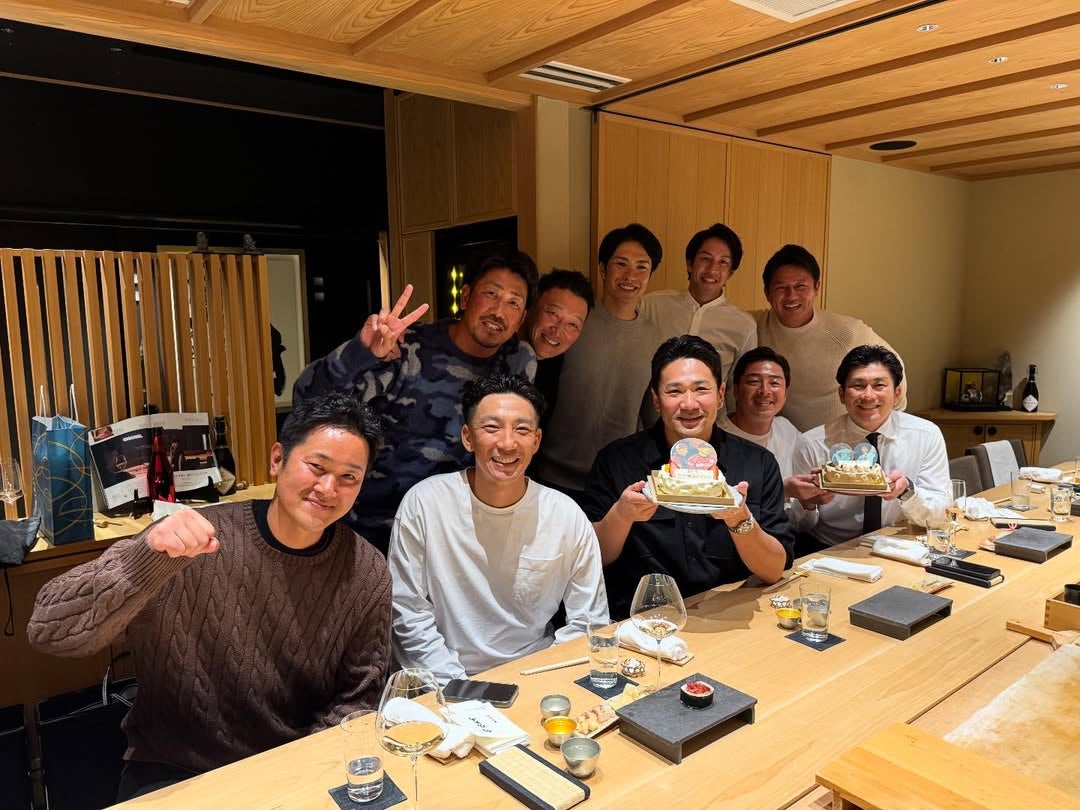 笑顔が止まらない！田中将大 “野球仲間との豪華会食ショット”を披露