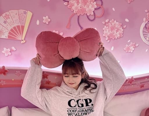 インフルエンサー・希空が「キティちゃんのお部屋」を訪問！