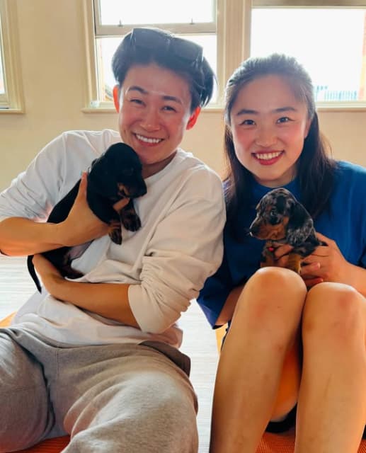 サッカー・山下杏也加が子犬たちとともにヨガでリフレッシュ！