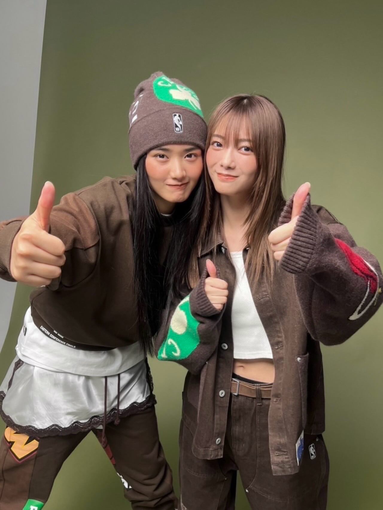 櫻坂46の“ビジュアルコンビ”山﨑天＆田村保乃、NBA×WIND AND SEA最新ルックで存在感