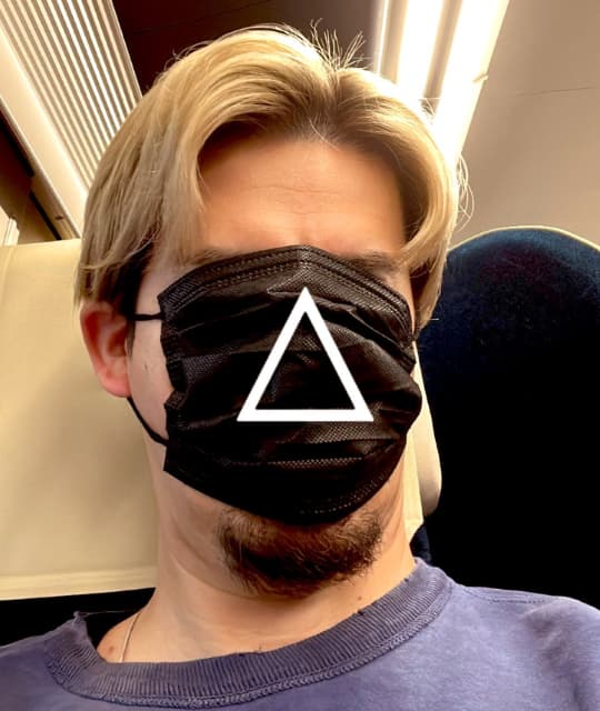 JOY、イカゲーム風に変装し「あとはピンクのつなぎを着るだけ」と不気味な姿でロケに向かう