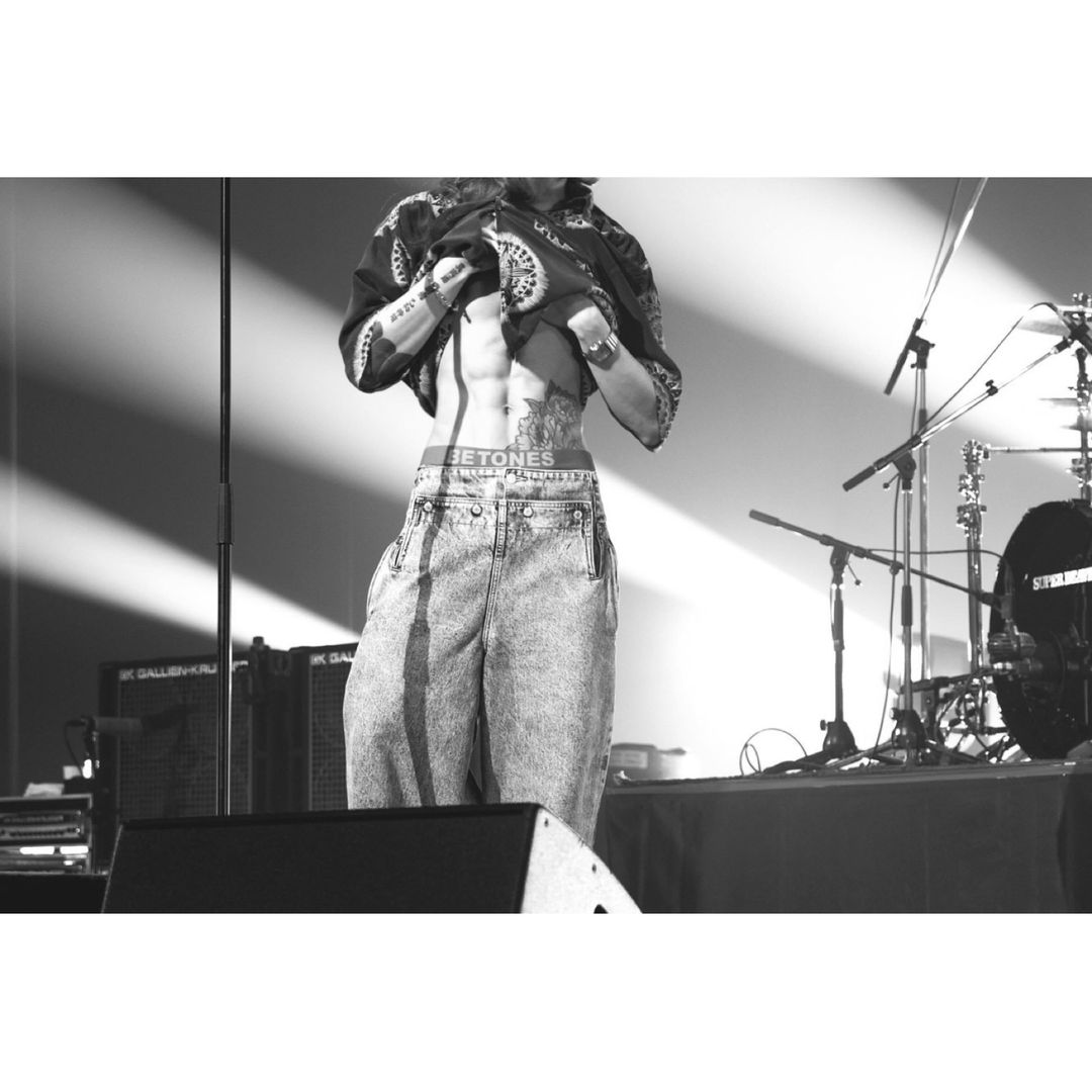 「ご褒美きた」渋谷龍太のヘソ出しに大反響