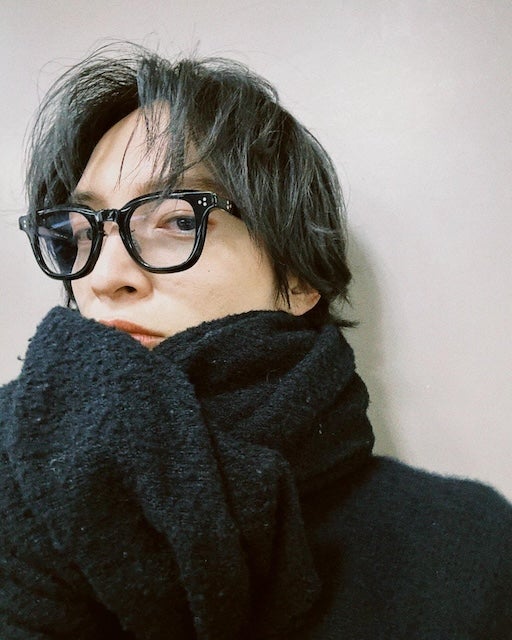 玉森裕太、メガネ&マフラー着用の最新ショットを公開
