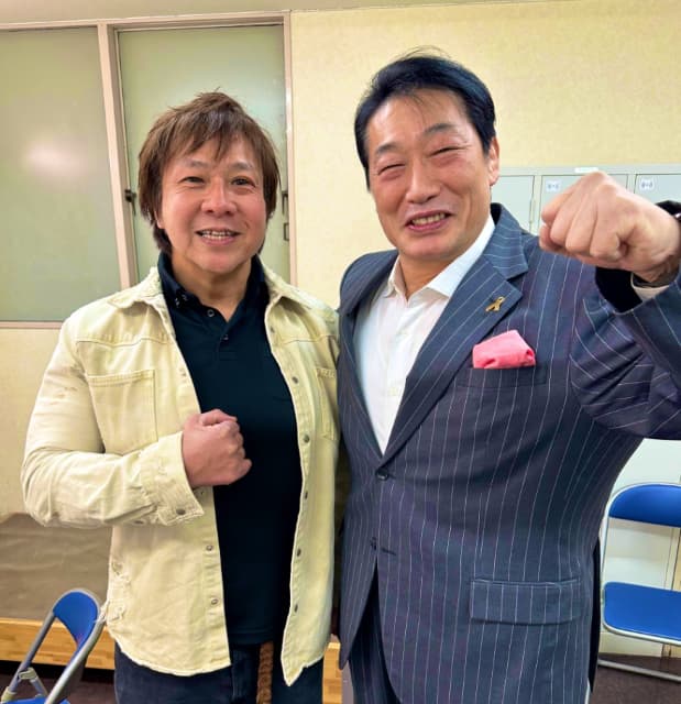 元プロレスラーの小橋建太、小島聡とのツーショットに「爽やかさ満点の50代だ！」と笑顔