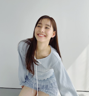 新木優子 “超ミニ”で美脚あらわな最新ショットにファン悶絶 「可愛いすぎます」