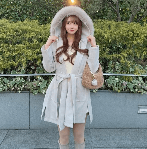 「美人すぎてついに後光が差したか…」人気ゴルフ女子、ヒルズ前で”女神の美脚ショット”を披露しファン熱視線！