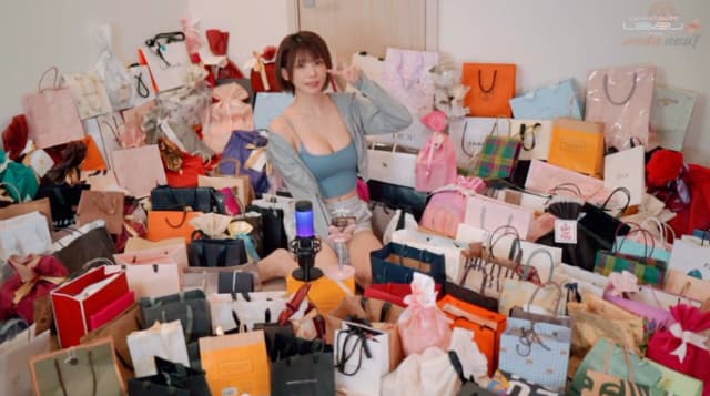コスプレイヤー・えなこ、プレゼント開封に6時間！？部屋を埋め尽くす量にファンも驚愕