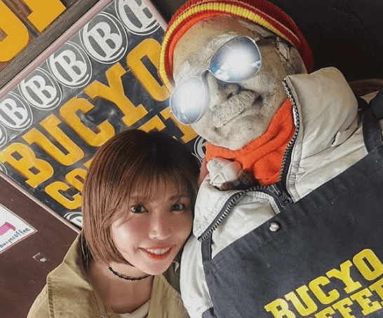 美女タレント、インパクト高すぎな“部長ショット＆のびのびムービー”を披露！ファン衝撃「ビヨーンって伸びるチーズと美女」