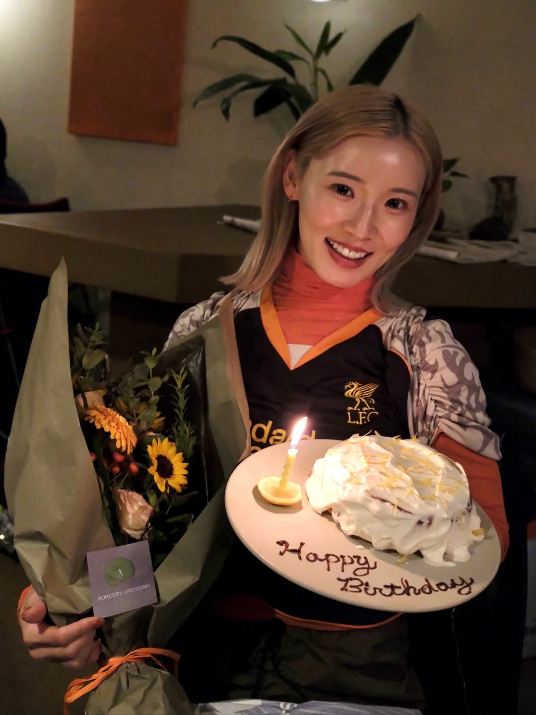 可愛すぎるバースデーショット！ 美女フットボーラーが28歳を迎えた笑顔にファン歓喜