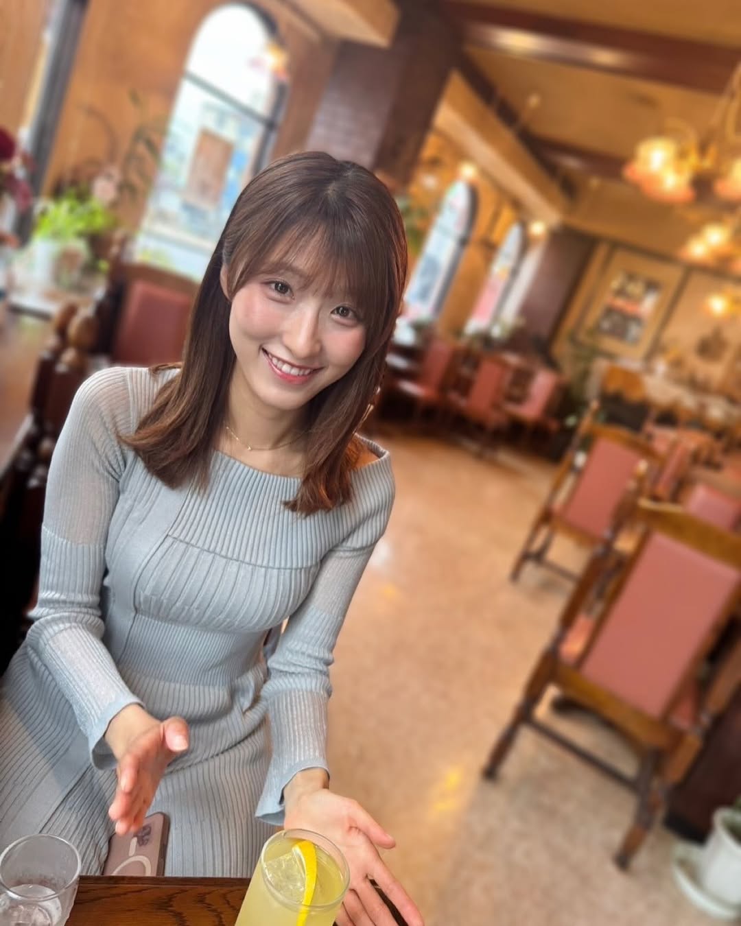 白木愛奈、レトロな喫茶店でのオフショットを公開　雰囲気にぴったりと話題に