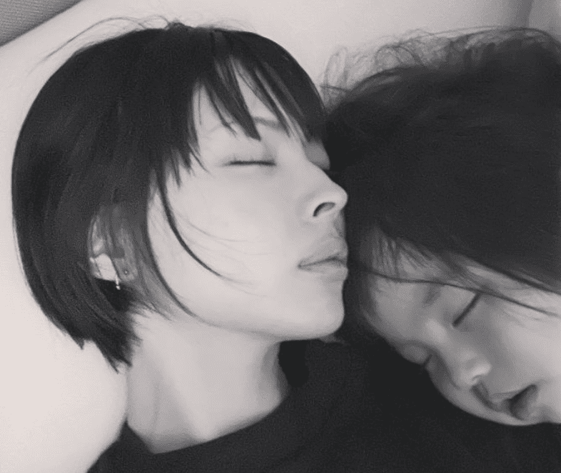 人気タレントが3歳長女と親子ショット「口元お母さんに似てない??」