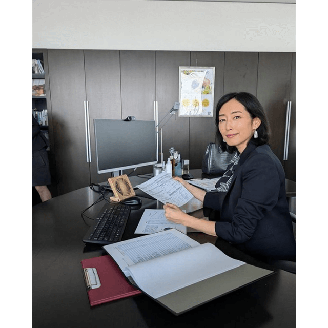 木村多江”会社勤め”がなくとも、付いていきたくなる美人上司風フォトを披露