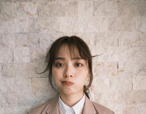 「寝癖までかわいすぎる」内田理央、寝癖がすごすぎて前髪の両サイドがとんがったショットを公開？！