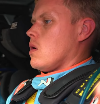 WRC公式が公開！“ボンネット開くか問題”に世界が注目、ユーモア交じる緊迫の一幕とは