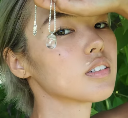 「めっちゃ好き」美しすぎと絶賛の美女陸上選手、宝石きらめく”ヴィーナス・ジュエルスマイル”を披露！美人アスリートもコメントに