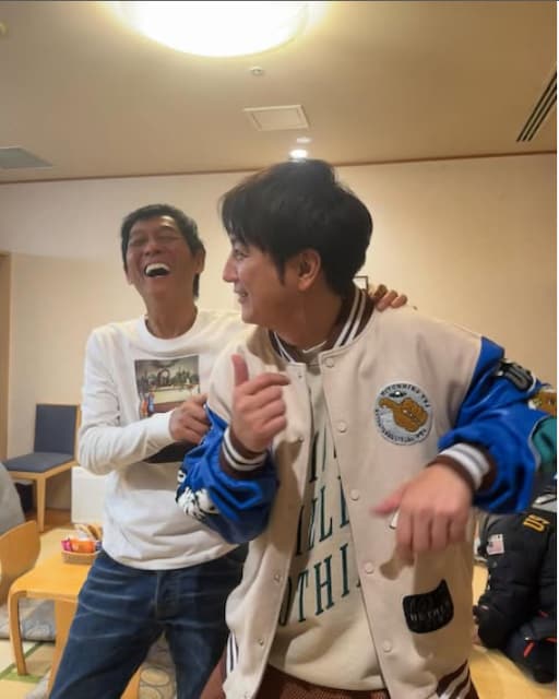 上地雄輔、楽屋でのオフショットを公開「なんでこんな喋りやすいんだろ」と語るあの大御所は？