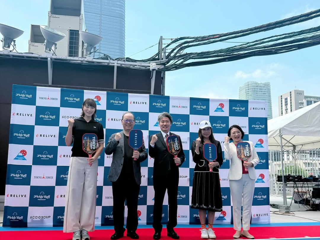 絶景コートでスマッシュ！東京タワー下に現れた“ピックル美女”