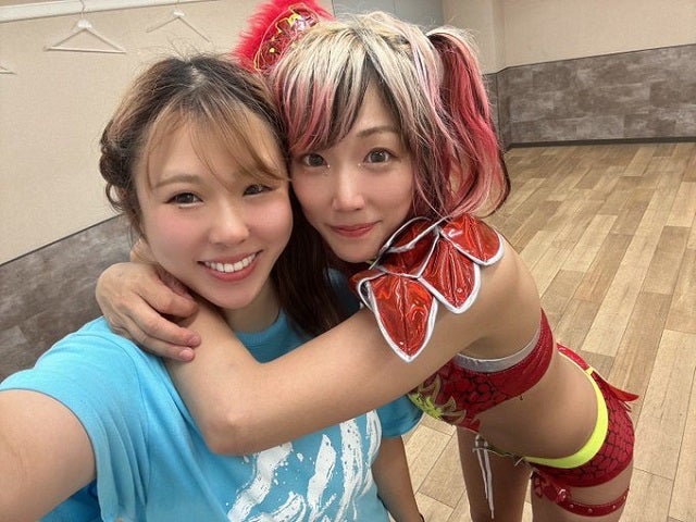 「ずっとずっとその話してたw」ウナギ・サヤカがエモエピソードとともに人気女子レスラーとの仲良しショットを公開