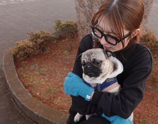 美人インフルエンサー・りか、愛犬との2ショットを公開し可愛すぎると話題