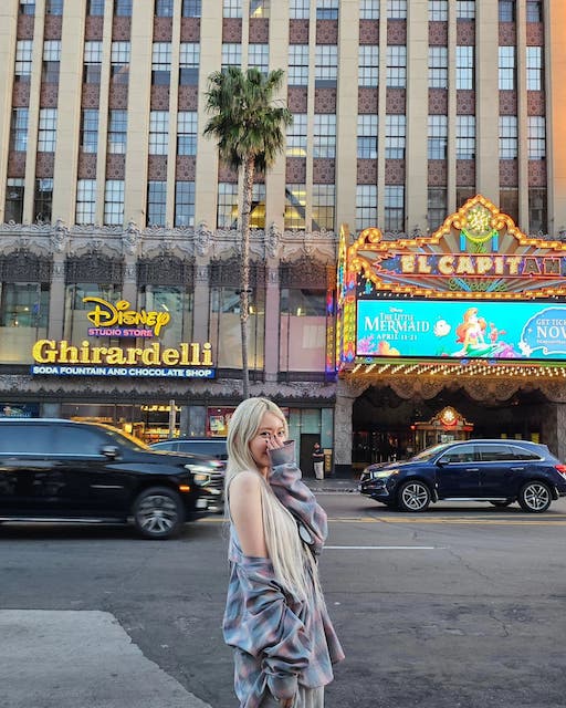 LE SSERAFIM・SAKURAと旅行気分?? LAでのショットが話題に